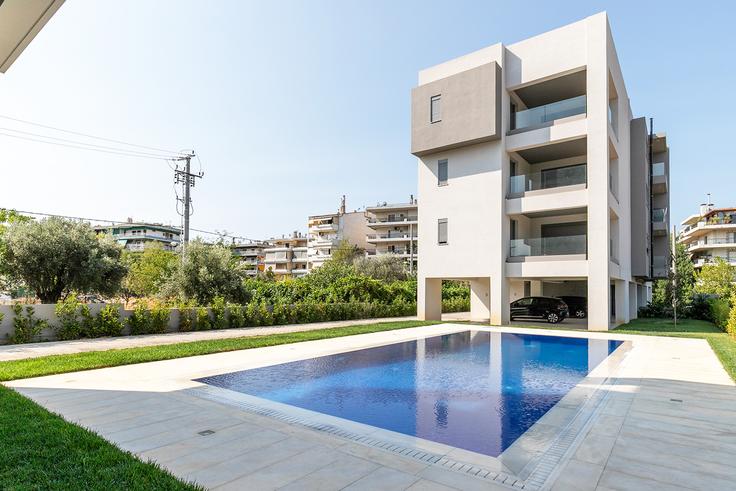Salle de séjour élégante avec mobilier moderne dans un appartement à Ethnarchou Makariou V à North Athens, Athens