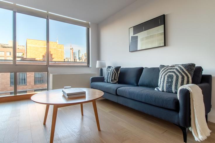 Salle de séjour élégante avec mobilier moderne dans un appartement à The Sierra à Manhattan, New York Salle de séjour élégante avec mobilier moderne dans un appartement à The Sierra à Manhattan, New York