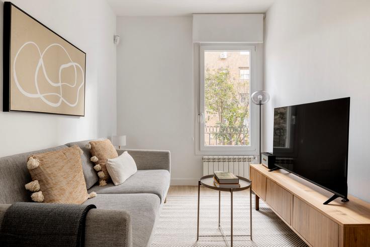 Elegante sala de estar con mobiliario moderno en un apartamento en Marqués de Mondejar 37 en Fuente del Berro, Madrid