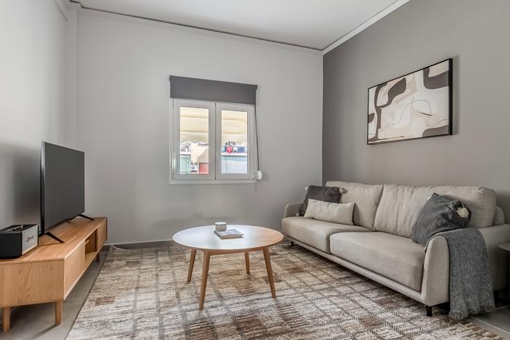 Salle de séjour élégante avec mobilier moderne dans un appartement à Georgiou Kedrinou II à Ampelokipoi, Athens