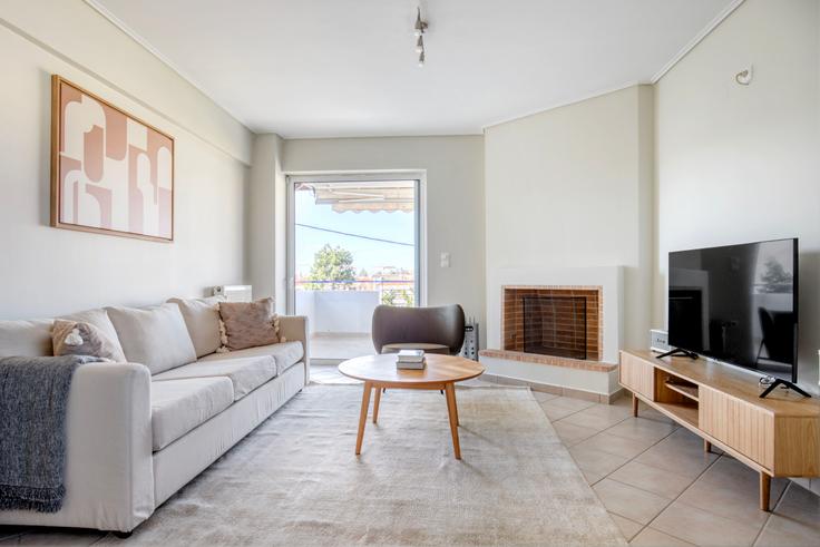 Elegante sala de estar con mobiliario moderno en un apartamento en Chatzidaki en North Athens, Athens