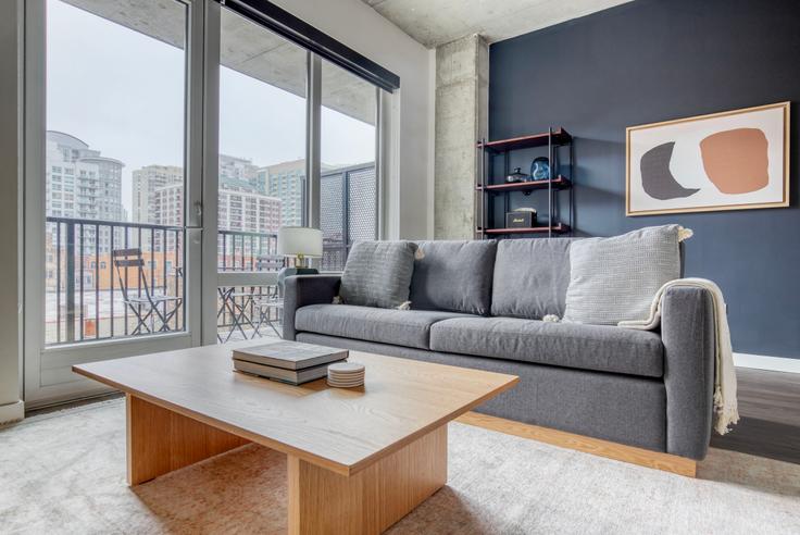 Elegant gestaltetes Wohnzimmer mit moderner Einrichtung in einer Wohnung im Hugo in Chicago, Chicago Elegant gestaltetes Wohnzimmer mit moderner Einrichtung in einer Wohnung im Hugo in Chicago, Chicago