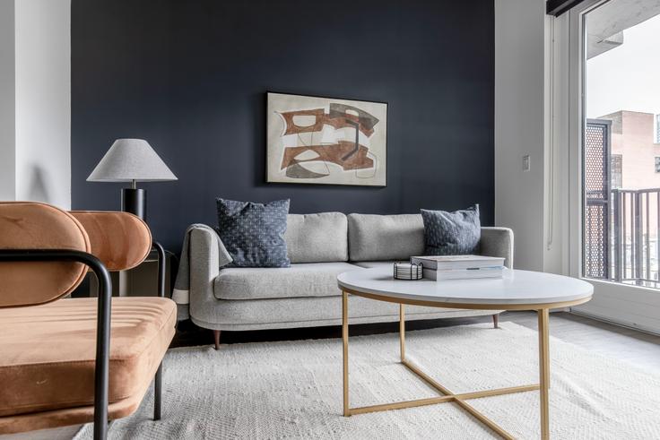 Sala de estar elegantemente projetada com móveis modernos em um apartamento no Hugo II em Chicago, Chicago Sala de estar elegantemente projetada com móveis modernos em um apartamento no Hugo II em Chicago, Chicago
