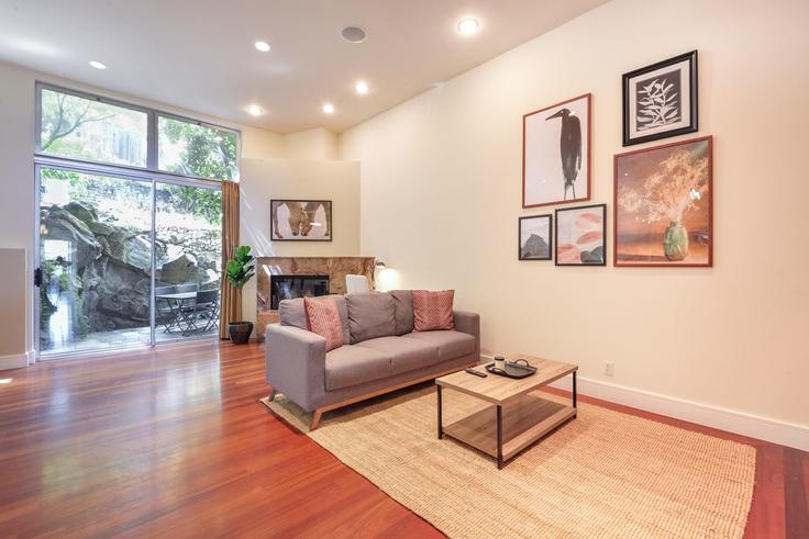 Sala de estar elegantemente projetada com móveis modernos em um apartamento no 696 De Haro St em San Francisco, San Francisco