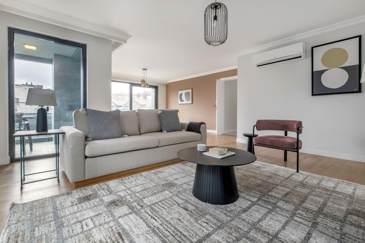 Sarıyer, İstanbul에 위치한 Le Chic 아파트의 세련된 인테리어가 돋보이는 거실 Sarıyer, İstanbul에 위치한 Le Chic 아파트의 세련된 인테리어가 돋보이는 거실