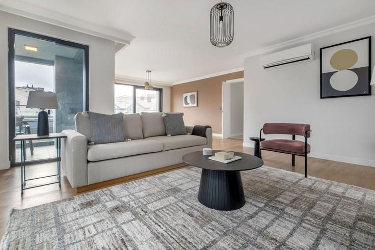 Elegante sala de estar con mobiliario moderno en un apartamento en Le Chic en Tarabya, Istanbul