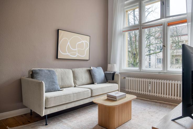 Elegant gestaltetes Wohnzimmer mit moderner Einrichtung in einer Wohnung im Nauheimer in Berlin, Berlin