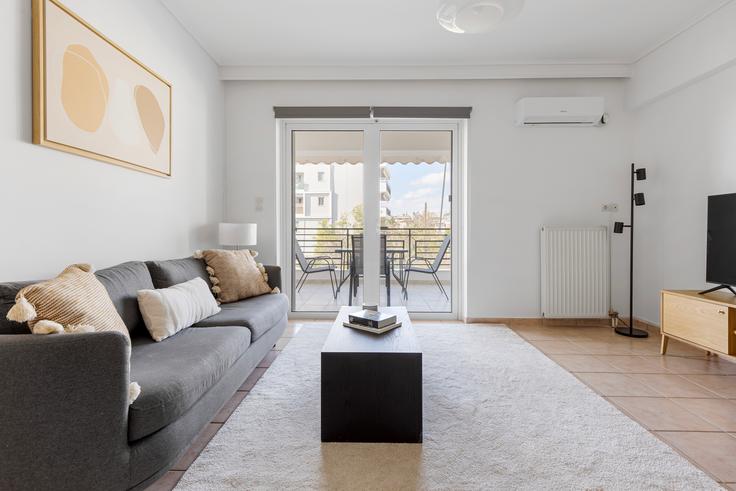 Salle de séjour élégante avec mobilier moderne dans un appartement à Odissea Androutsou VII à Chalandri, Athens