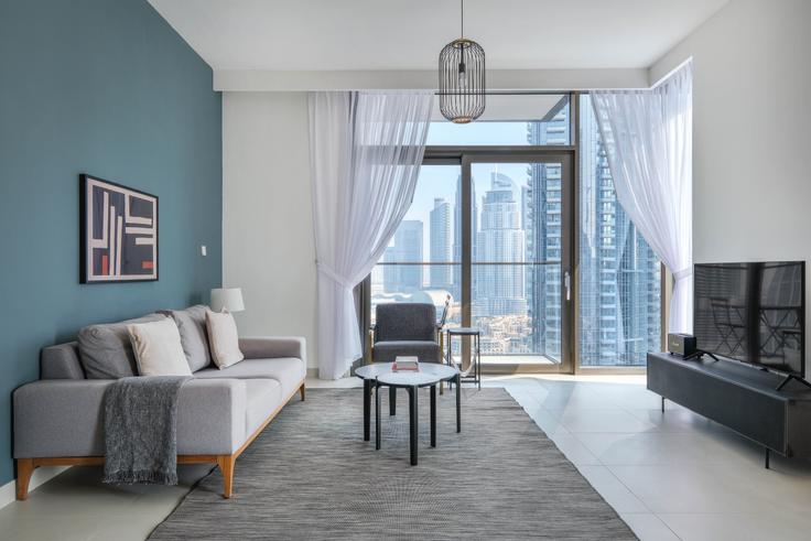 Salle de séjour élégante avec mobilier moderne dans un appartement à Burj Crown à Downtown Dubai, Dubai