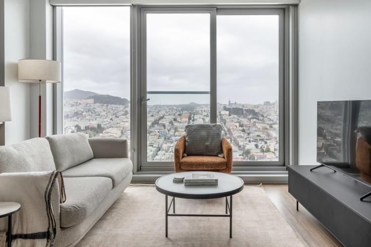 Salle de séjour élégante avec mobilier moderne dans un appartement à 100 Van Ness à Hayes Valley, San Francisco Bay Area