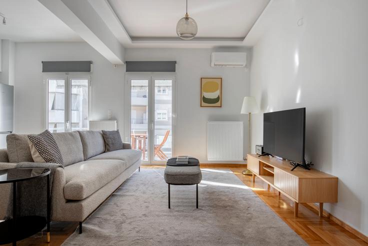 Salle de séjour élégante avec mobilier moderne dans un appartement à Argolidos V à Ampelokipoi, Athens