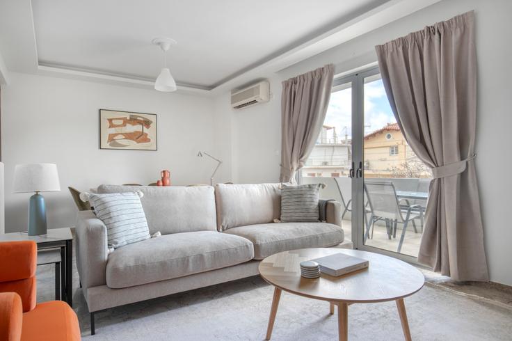 Salle de séjour élégante avec mobilier moderne dans un appartement à Siokou II à Agia Paraskevi, Athens