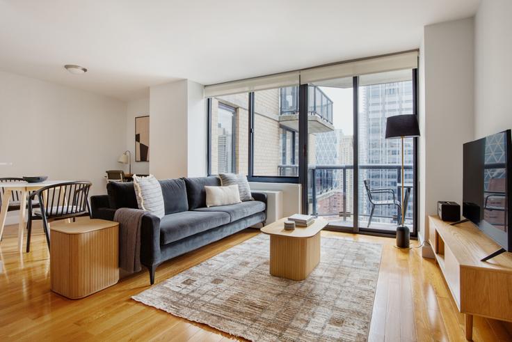 Salle de séjour élégante avec mobilier moderne dans un appartement à The Ritz Plaza à Manhattan, New York Salle de séjour élégante avec mobilier moderne dans un appartement à The Ritz Plaza à Manhattan, New York