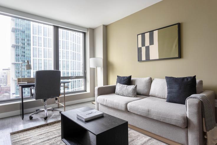 Elegant gestaltetes Wohnzimmer mit moderner Einrichtung in einer Wohnung im Avalon north station in Boston, Boston