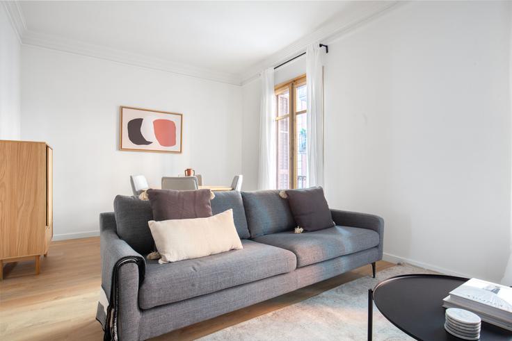 Elegante sala de estar con mobiliario moderno en un apartamento en Francesc Pujols 5 en El Gòtic, Barcelona