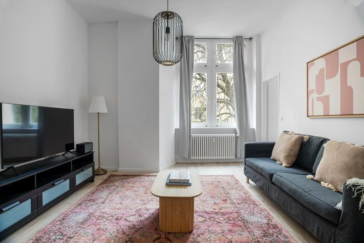 Elegante sala de estar con mobiliario moderno en un apartamento en Schloßstraße en Charlottenburg, Berlin