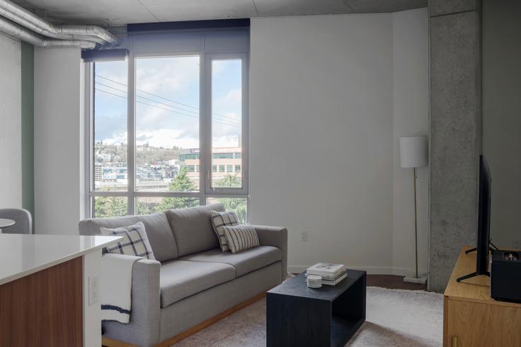 Sala de estar elegantemente projetada com móveis modernos em um apartamento no 624 Yale em South Lake Union, Seattle