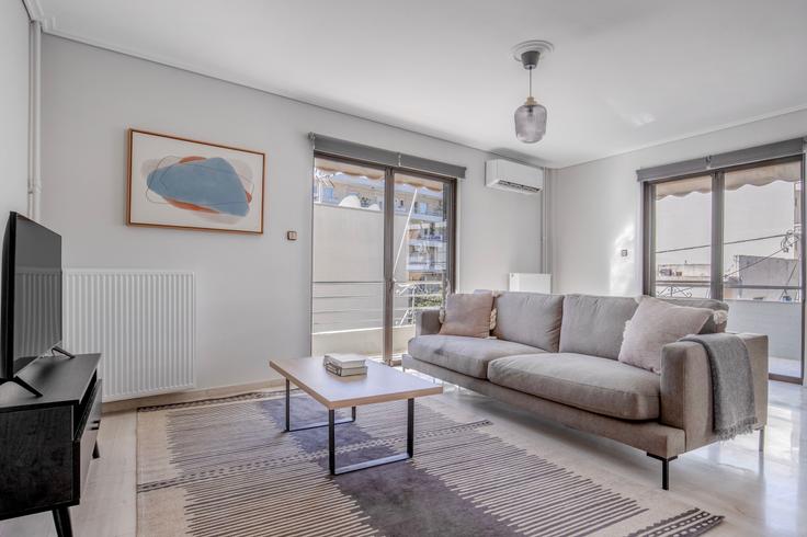 Salle de séjour élégante avec mobilier moderne dans un appartement à Metamorfoseos II à South Athens, Athens Salle de séjour élégante avec mobilier moderne dans un appartement à Metamorfoseos II à South Athens, Athens