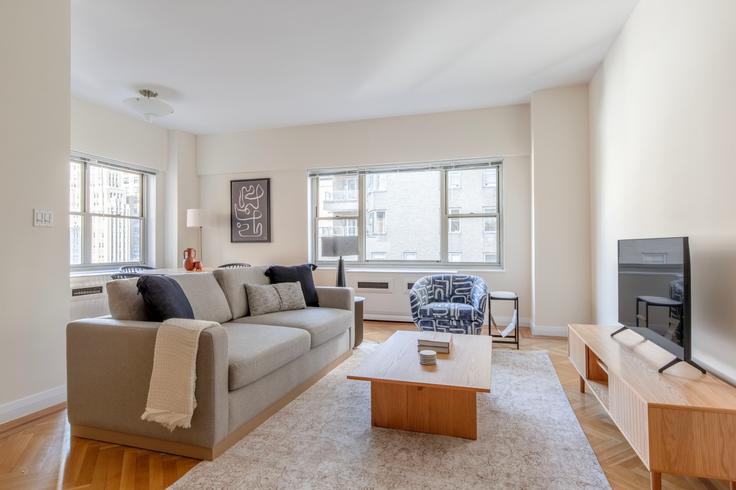 Elegante sala de estar con mobiliario moderno en un apartamento en Monterey at Park en Manhattan, New York Elegante sala de estar con mobiliario moderno en un apartamento en Monterey at Park en Manhattan, New York