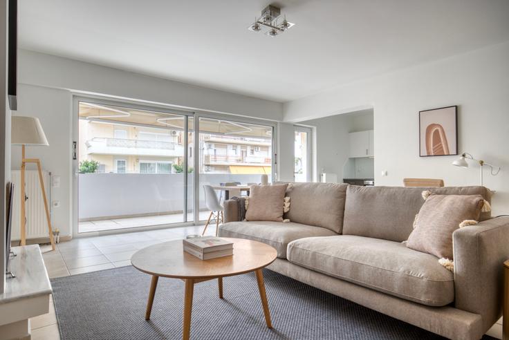 Sala de estar elegantemente projetada com móveis modernos em um apartamento no Tritonos V em South Athens, Athens
