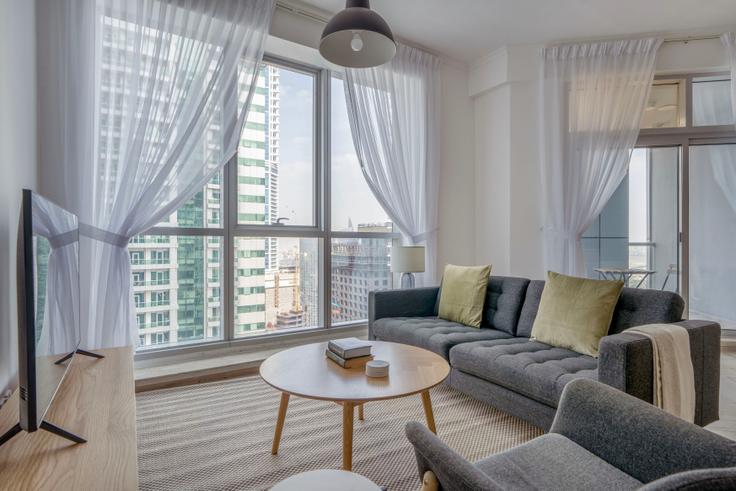Elegante sala de estar con mobiliario moderno en un apartamento en Torch Tower en Dubai Marina, Dubai Elegante sala de estar con mobiliario moderno en un apartamento en Torch Tower en Dubai Marina, Dubai