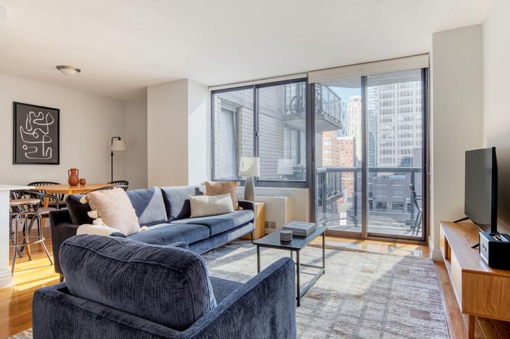 The Ritz Plaza adresindeki bir dairede modern mobilyalarla zarif bir şekilde tasarlanmış oturma odası Manhattan, New York