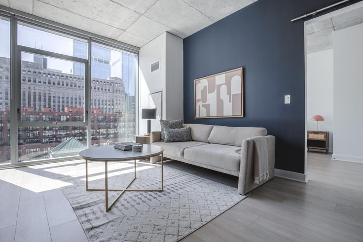 Salle de séjour élégante avec mobilier moderne dans un appartement à 3Eleven à River North, Chicago