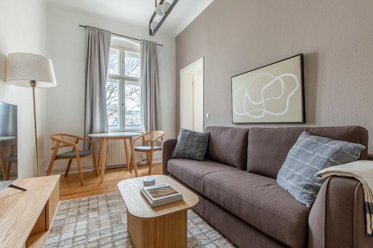 Elegante sala de estar con mobiliario moderno en un apartamento en Boxhagener en Friedrichshain, Berlin