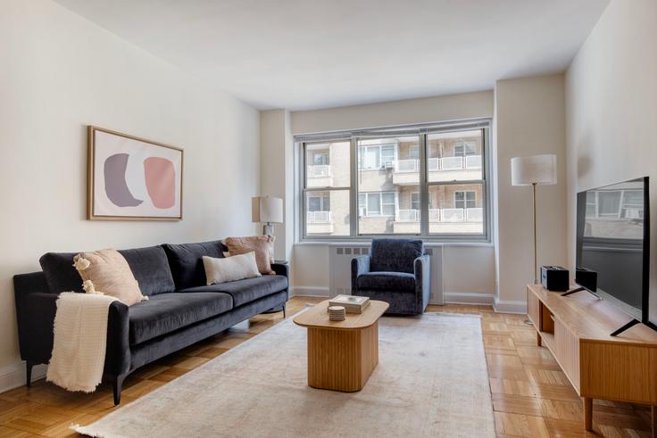 Elegante sala de estar con mobiliario moderno en un apartamento en Monterey at Park en Manhattan, New York Elegante sala de estar con mobiliario moderno en un apartamento en Monterey at Park en Manhattan, New York
