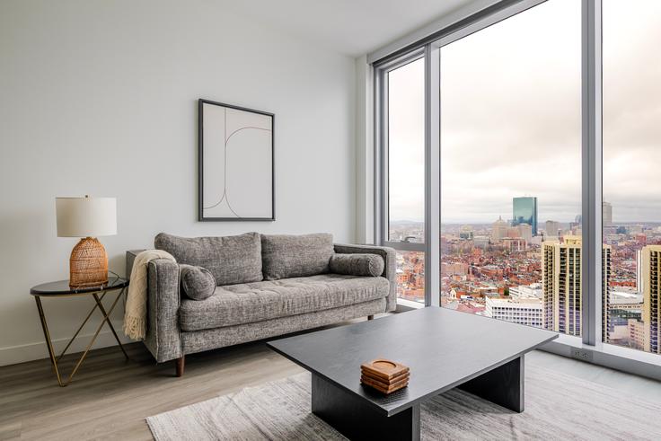 Elegante sala de estar con mobiliario moderno en un apartamento en Hub50House en Boston, Boston