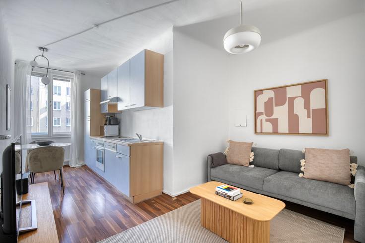 Sala de estar elegantemente projetada com móveis modernos em um apartamento no Marc-Aurel-Straße 2A em 1st district – Innere Stadt, Vienna