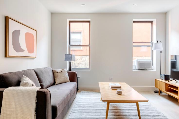 Salle de séjour élégante avec mobilier moderne dans un appartement à 300 W 21st à Manhattan, New York Salle de séjour élégante avec mobilier moderne dans un appartement à 300 W 21st à Manhattan, New York