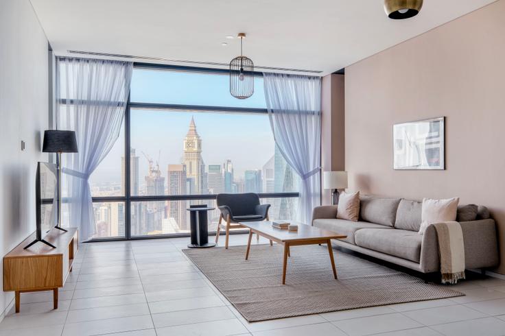 Elegante sala de estar con mobiliario moderno en un apartamento en Index Tower en Trade Center, Dubai Elegante sala de estar con mobiliario moderno en un apartamento en Index Tower en Trade Center, Dubai