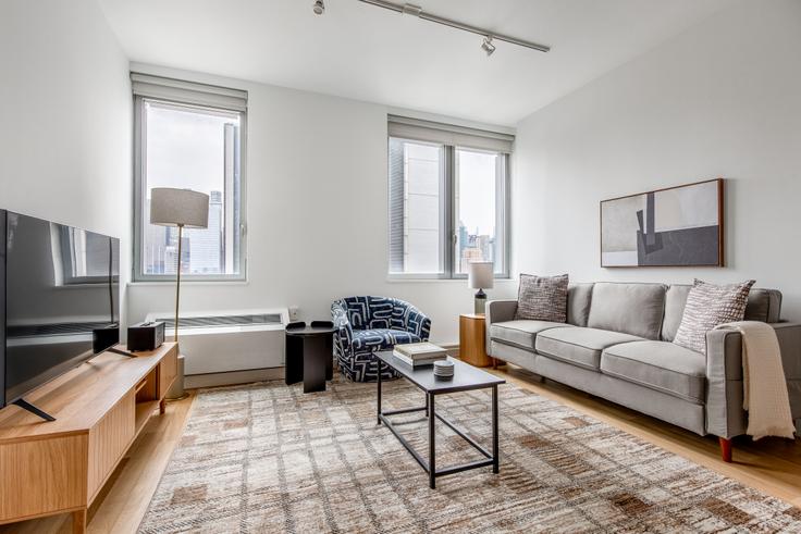 Sala de estar elegantemente projetada com móveis modernos em um apartamento no Forte Select At Mercedes House em Manhattan, New York