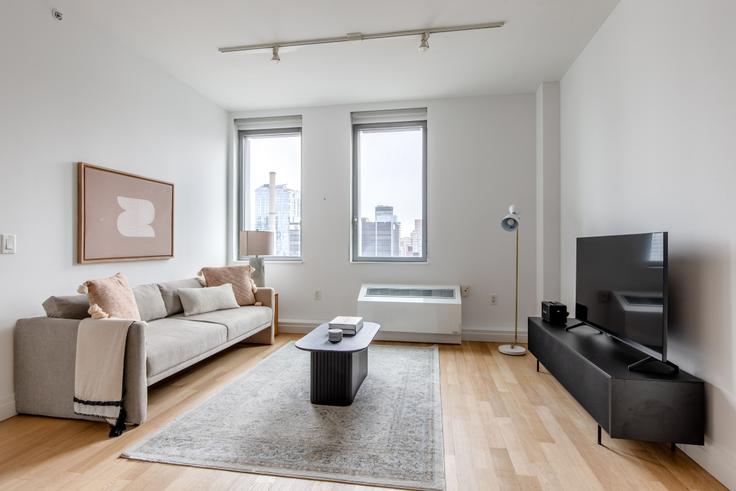 Elegante sala de estar con mobiliario moderno en un apartamento en Forte Select At Mercedes House en Manhattan, New York Elegante sala de estar con mobiliario moderno en un apartamento en Forte Select At Mercedes House en Manhattan, New York