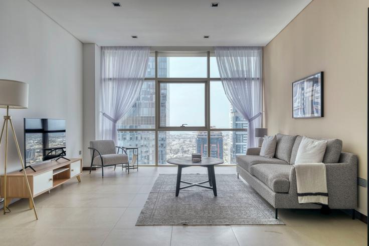 Sala de estar chique com design minimalista de um apartamento mobiliado em Liberty House, Dubai