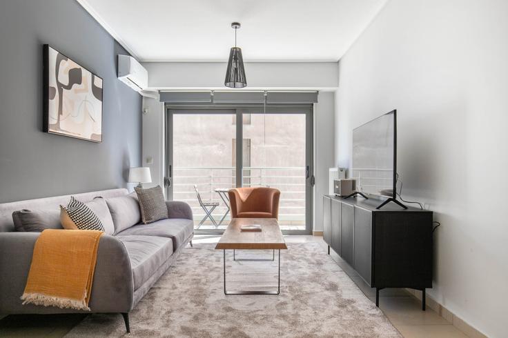 Elegantly designed living room with modern furnishings in an apartment at ee8bfadb-b6f9-4bad-b41f-8eb97d8ef7d2 in Ampelokipoi, Athens