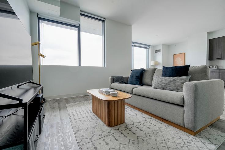 Salle de séjour élégante avec mobilier moderne dans un appartement à Sienna at the Thompson à Downtown, Austin