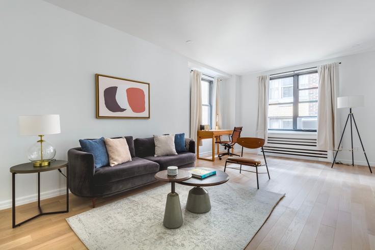 New York ManhattanのThe Buchananのアパートメントにある、モダンな家具を備えたエレガントなデザインのリビングルーム New York ManhattanのThe Buchananのアパートメントにある、モダンな家具を備えたエレガントなデザインのリビングルーム