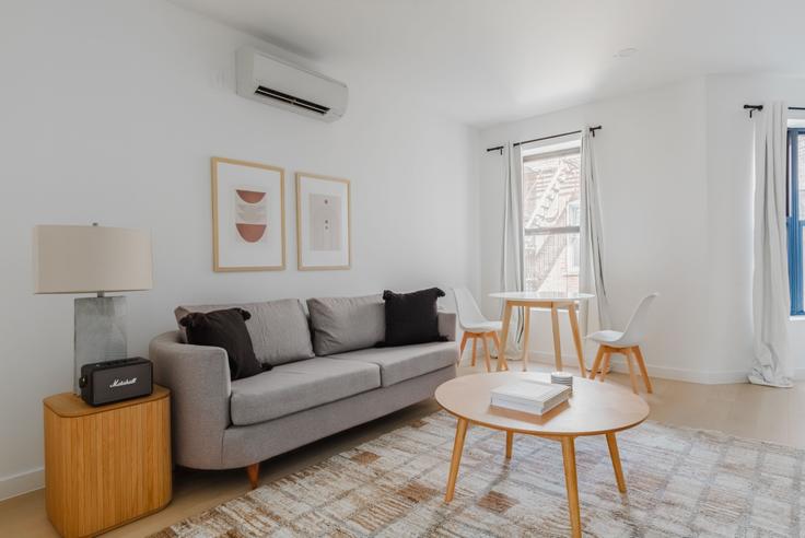 Elegante sala de estar con mobiliario moderno en un apartamento en The Claudia en Williamsburg, New York