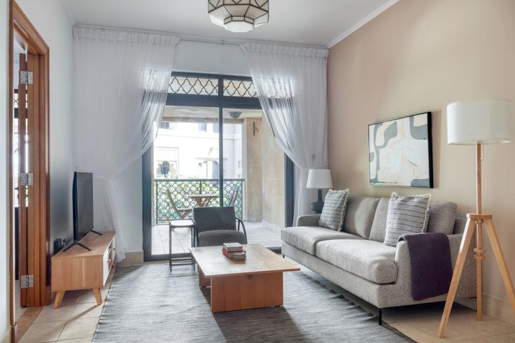 Salle de séjour élégante avec mobilier moderne dans un appartement à Reehan à Downtown Dubai, Dubai Salle de séjour élégante avec mobilier moderne dans un appartement à Reehan à Downtown Dubai, Dubai
