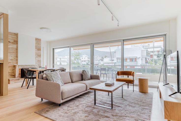 Salle de séjour élégante avec mobilier moderne dans un appartement à Andrea Papandreou III à South Athens, Athens