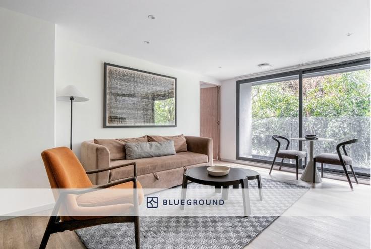 Elegante sala de estar con mobiliario moderno en un apartamento en Río Nazas 23 en Mexico City, Mexico City Elegante sala de estar con mobiliario moderno en un apartamento en Río Nazas 23 en Mexico City, Mexico City