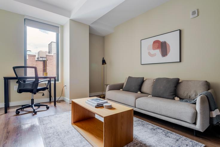 Salle de séjour élégante avec mobilier moderne dans un appartement à Luka on the common à Boston, Boston Salle de séjour élégante avec mobilier moderne dans un appartement à Luka on the common à Boston, Boston