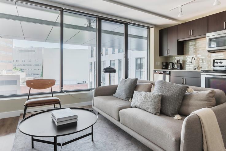 Salle de séjour élégante avec mobilier moderne dans un appartement à LUKA on the Common à Boston, Boston