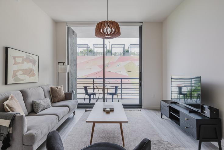 Sala de estar elegantemente projetada com móveis modernos em um apartamento no Metro Edgewater em Miami, Miami Sala de estar elegantemente projetada com móveis modernos em um apartamento no Metro Edgewater em Miami, Miami