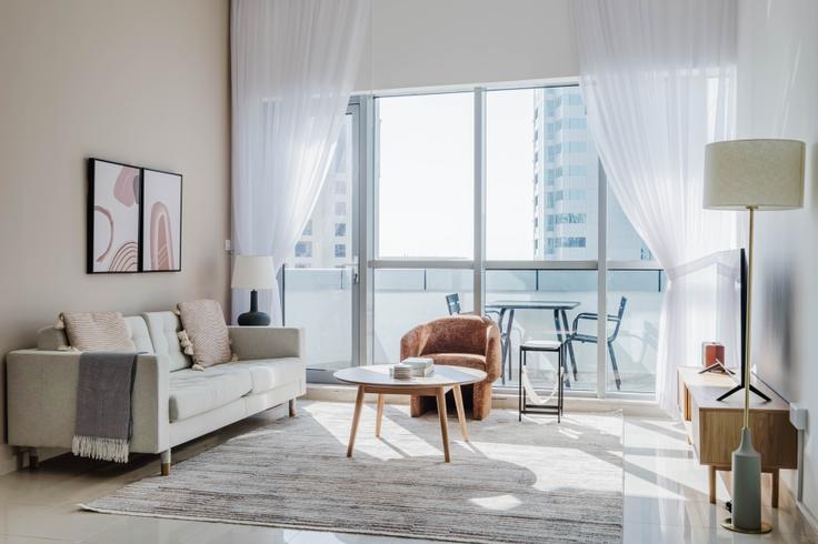 Elegante sala de estar con mobiliario moderno en un apartamento en Bay central en Dubai Marina, Dubai Elegante sala de estar con mobiliario moderno en un apartamento en Bay central en Dubai Marina, Dubai