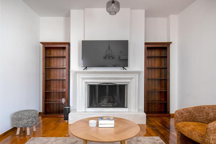 Sala de estar elegantemente projetada com móveis modernos em um apartamento no Navarinou V em South Athens, Athens