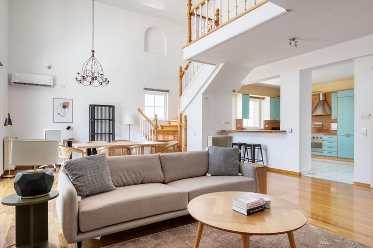 Sala de estar elegantemente projetada com móveis modernos em um apartamento no Navarinou V em South Athens, Athens