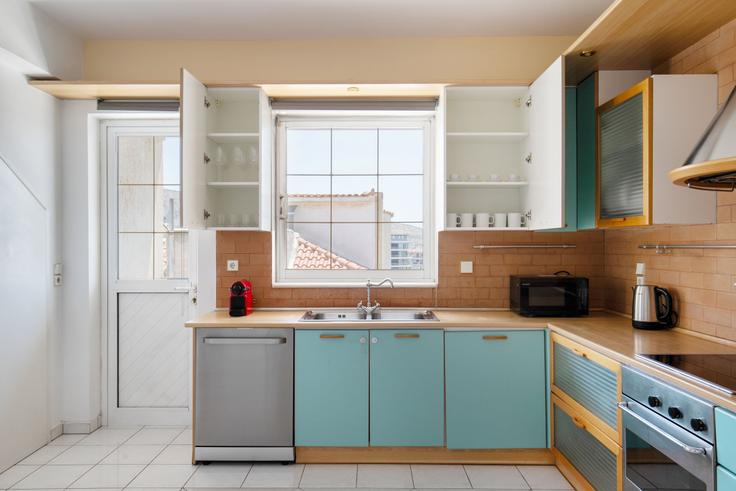 Cozinha funcional e elegante com equipamentos de última geração em apartamento de alto padrão no Navarinou V em South Athens, Athens